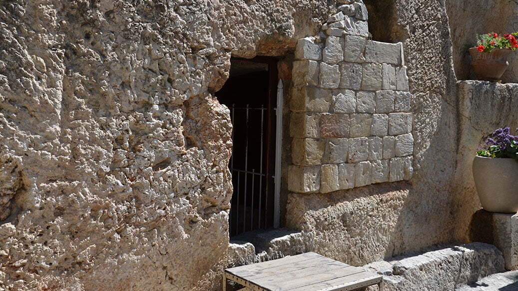 hillside-church-article-img-jesus-is-laid-in-the-tomb